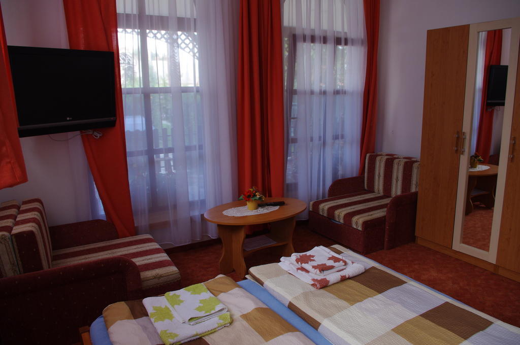 Horvath Kert Vendeghaz Hotel Zirc Room photo