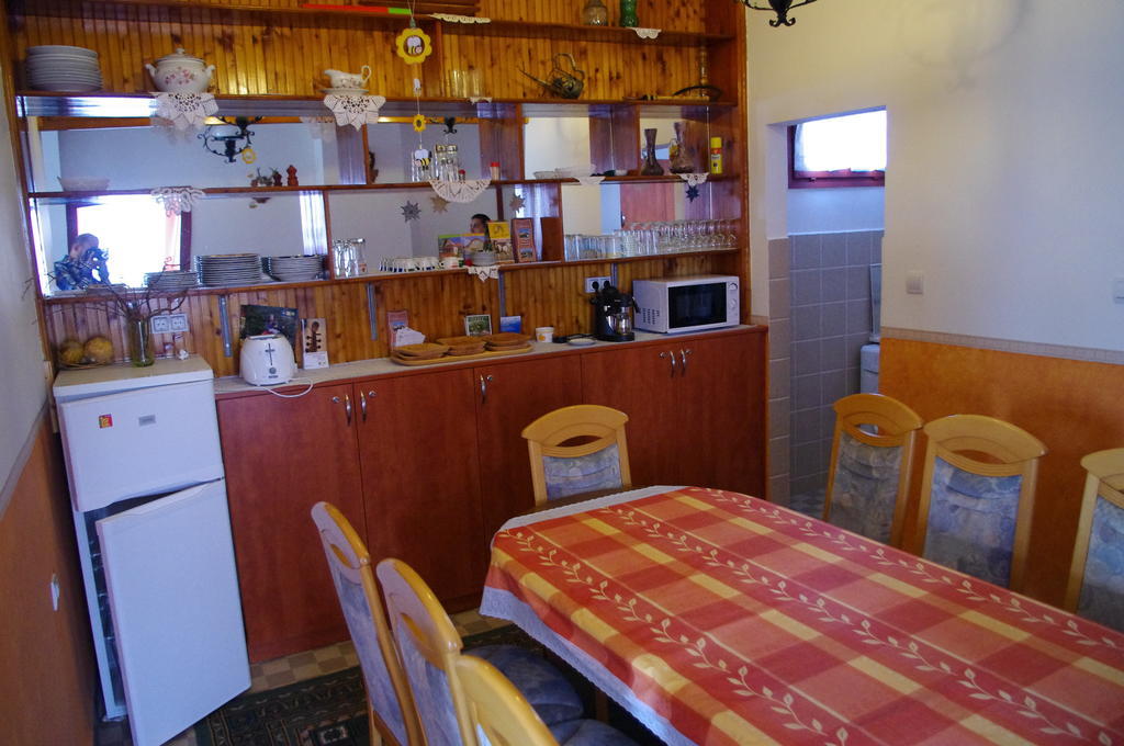 Horvath Kert Vendeghaz Hotel Zirc Room photo