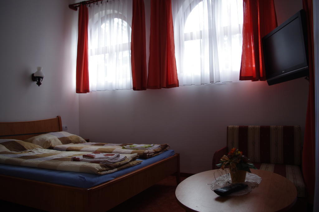 Horvath Kert Vendeghaz Hotel Zirc Room photo