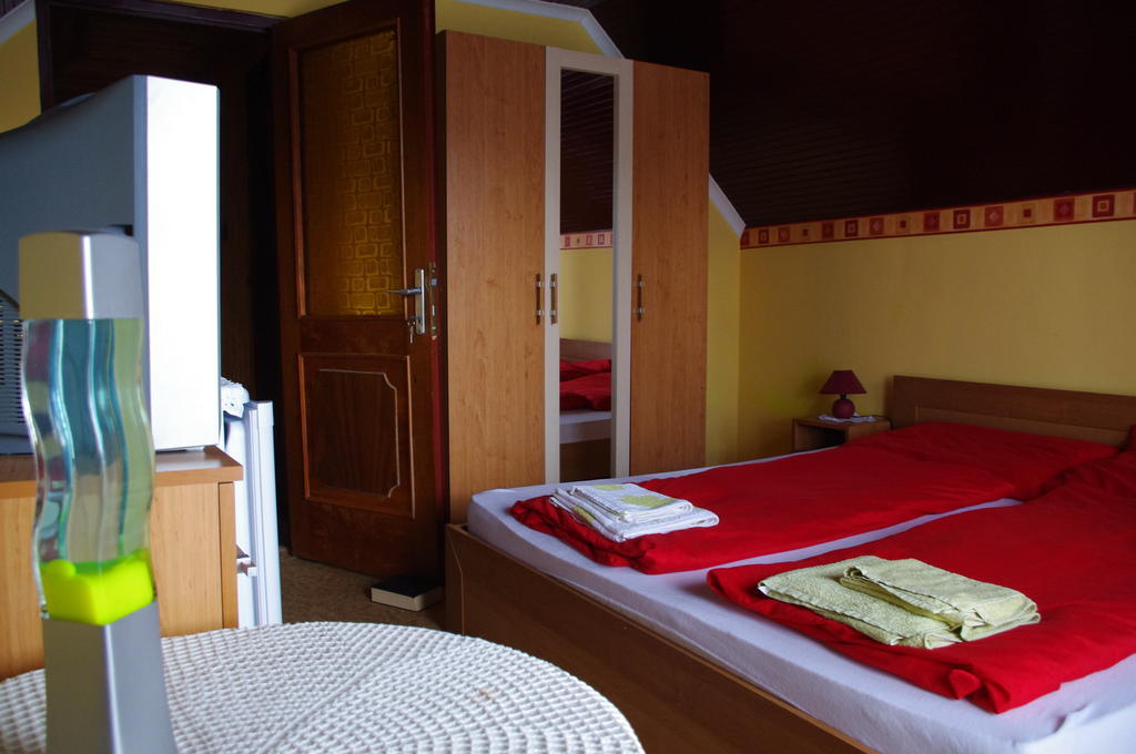 Horvath Kert Vendeghaz Hotel Zirc Exterior photo