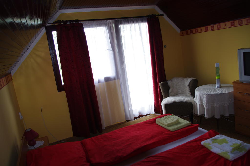 Horvath Kert Vendeghaz Hotel Zirc Exterior photo