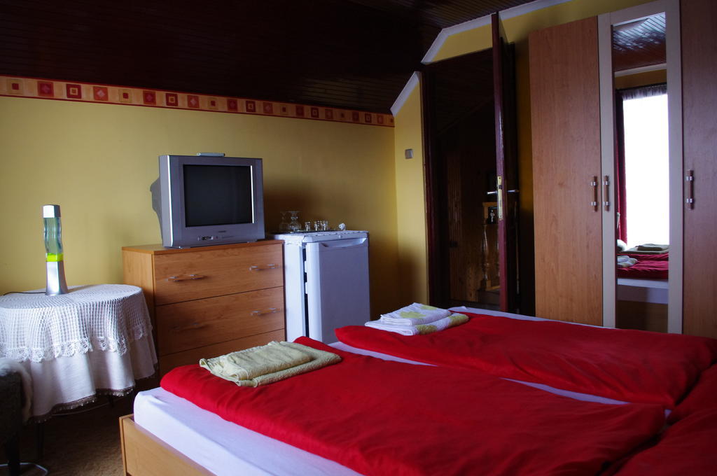 Horvath Kert Vendeghaz Hotel Zirc Exterior photo