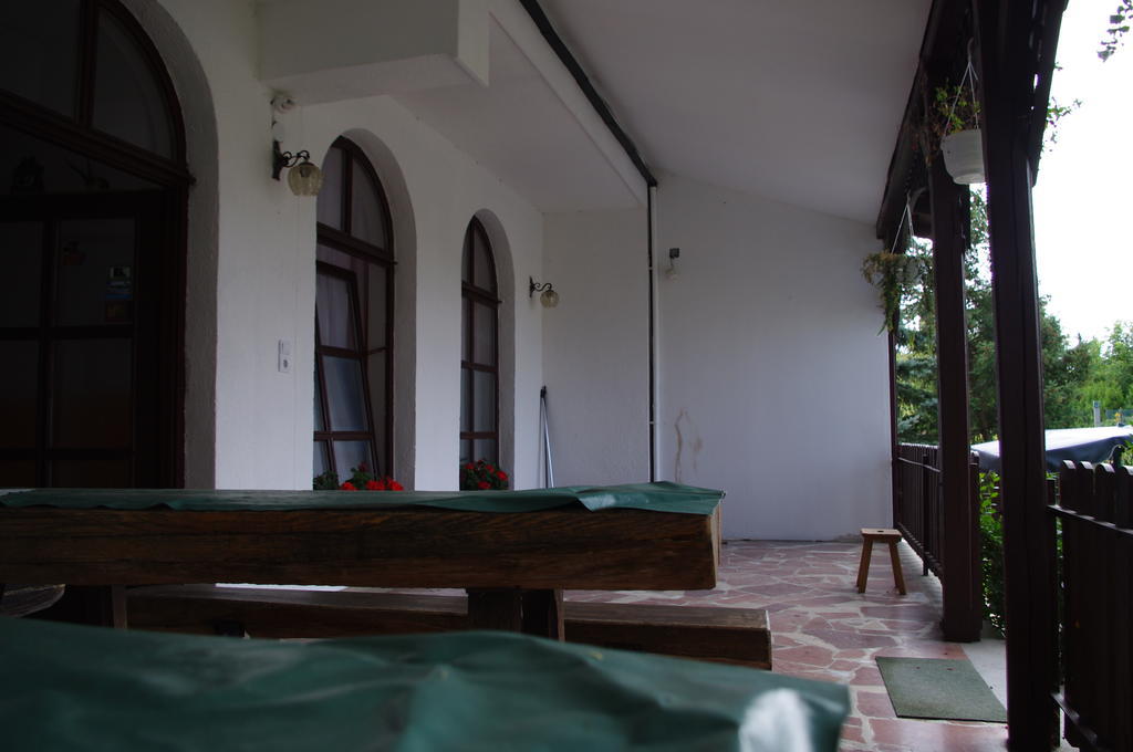 Horvath Kert Vendeghaz Hotel Zirc Exterior photo